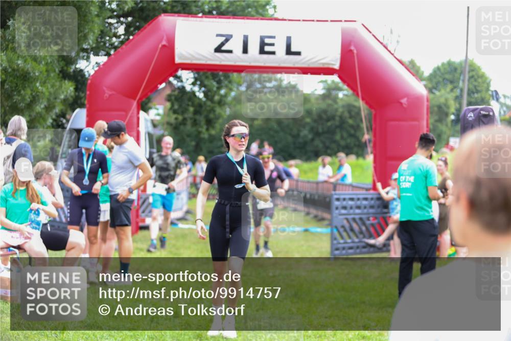 21.06.2026 - 29. Vierlanden-Triathlon Andreas Tolksdorf http://msf.ph/oto/9914757 21.06.2026 11:29:01 Ziel 435, 444 meine-sportfotos.de