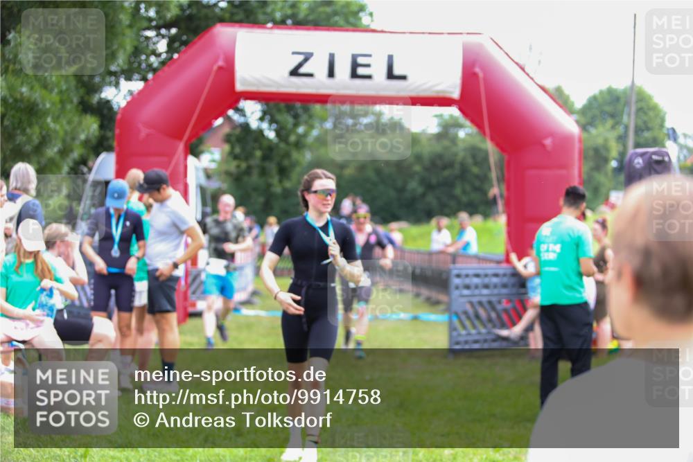 21.06.2026 - 29. Vierlanden-Triathlon Andreas Tolksdorf http://msf.ph/oto/9914758 21.06.2026 11:29:01 Ziel 435, 444 meine-sportfotos.de