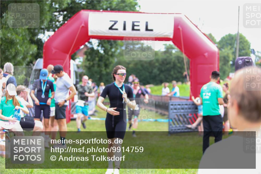 21.06.2026 - 29. Vierlanden-Triathlon Andreas Tolksdorf http://msf.ph/oto/9914759 21.06.2026 11:29:01 Ziel 435, 444 meine-sportfotos.de