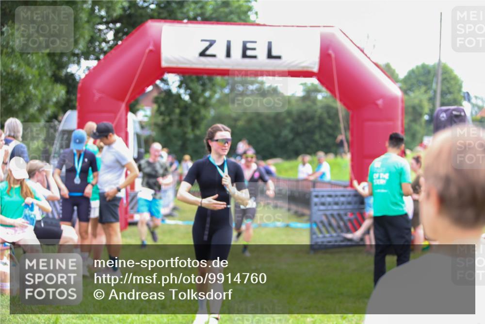 21.06.2026 - 29. Vierlanden-Triathlon Andreas Tolksdorf http://msf.ph/oto/9914760 21.06.2026 11:29:01 Ziel 435, 444 meine-sportfotos.de