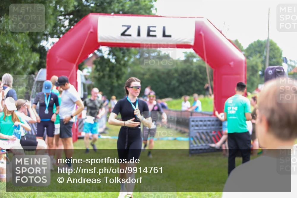 21.06.2026 - 29. Vierlanden-Triathlon Andreas Tolksdorf http://msf.ph/oto/9914761 21.06.2026 11:29:01 Ziel 435, 444 meine-sportfotos.de