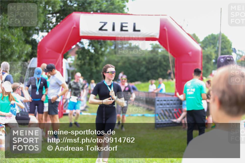 21.06.2026 - 29. Vierlanden-Triathlon Andreas Tolksdorf http://msf.ph/oto/9914762 21.06.2026 11:29:01 Ziel 435, 444 meine-sportfotos.de