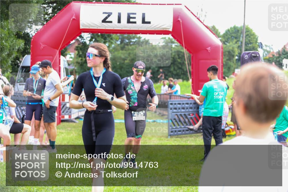 21.06.2026 - 29. Vierlanden-Triathlon Andreas Tolksdorf http://msf.ph/oto/9914763 21.06.2026 11:29:03 Ziel 435, 444 meine-sportfotos.de