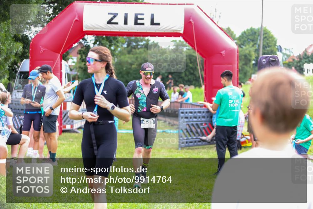 21.06.2026 - 29. Vierlanden-Triathlon Andreas Tolksdorf http://msf.ph/oto/9914764 21.06.2026 11:29:03 Ziel 435, 444 meine-sportfotos.de