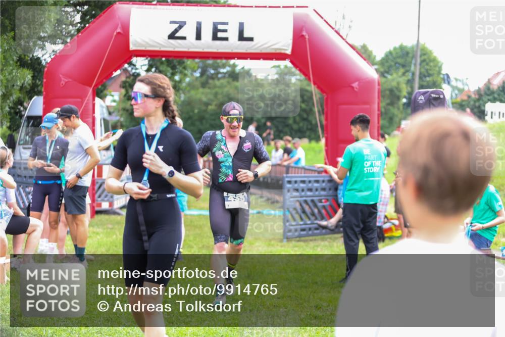 21.06.2026 - 29. Vierlanden-Triathlon Andreas Tolksdorf http://msf.ph/oto/9914765 21.06.2026 11:29:03 Ziel 435, 444 meine-sportfotos.de