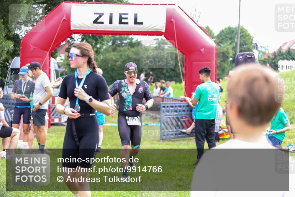 21.06.2026 - 29. Vierlanden-Triathlon Andreas Tolksdorf http://msf.ph/oto/9914766 21.06.2026 11:29:03 Ziel 435, 444 meine-sportfotos.de