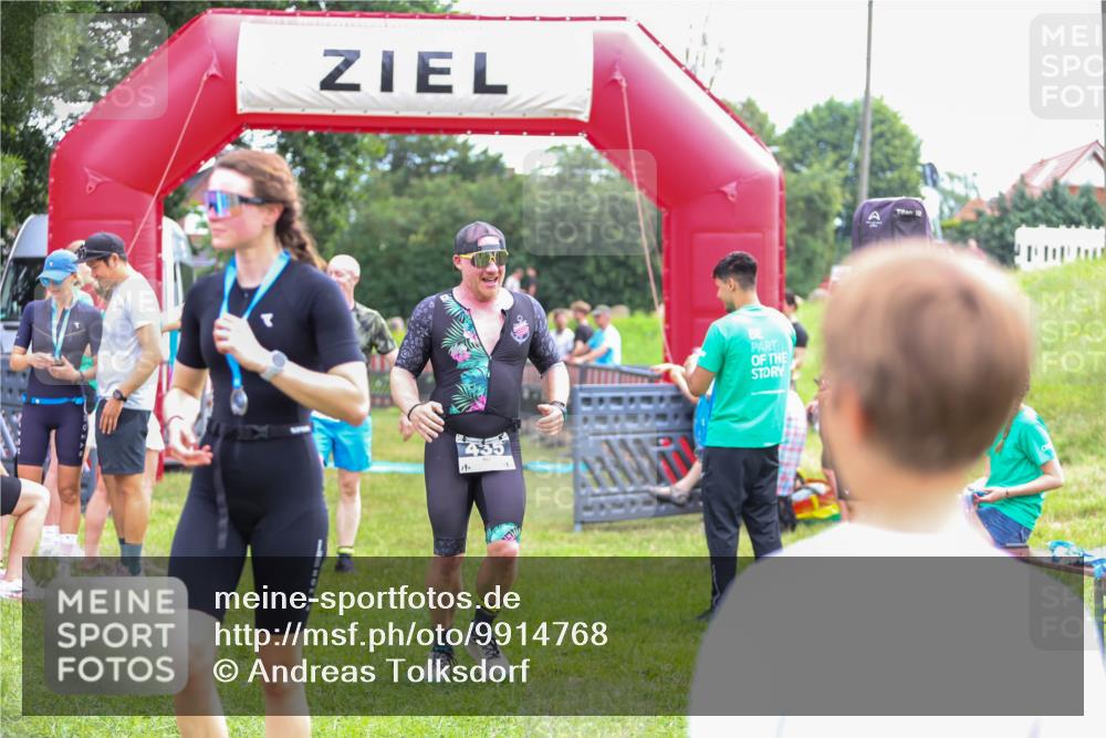 21.06.2026 - 29. Vierlanden-Triathlon Andreas Tolksdorf http://msf.ph/oto/9914768 21.06.2026 11:29:03 Ziel 435, 444 meine-sportfotos.de