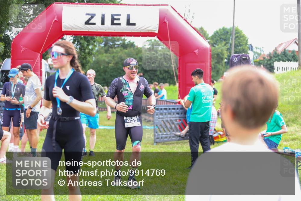 21.06.2026 - 29. Vierlanden-Triathlon Andreas Tolksdorf http://msf.ph/oto/9914769 21.06.2026 11:29:04 Ziel 435, 444 meine-sportfotos.de