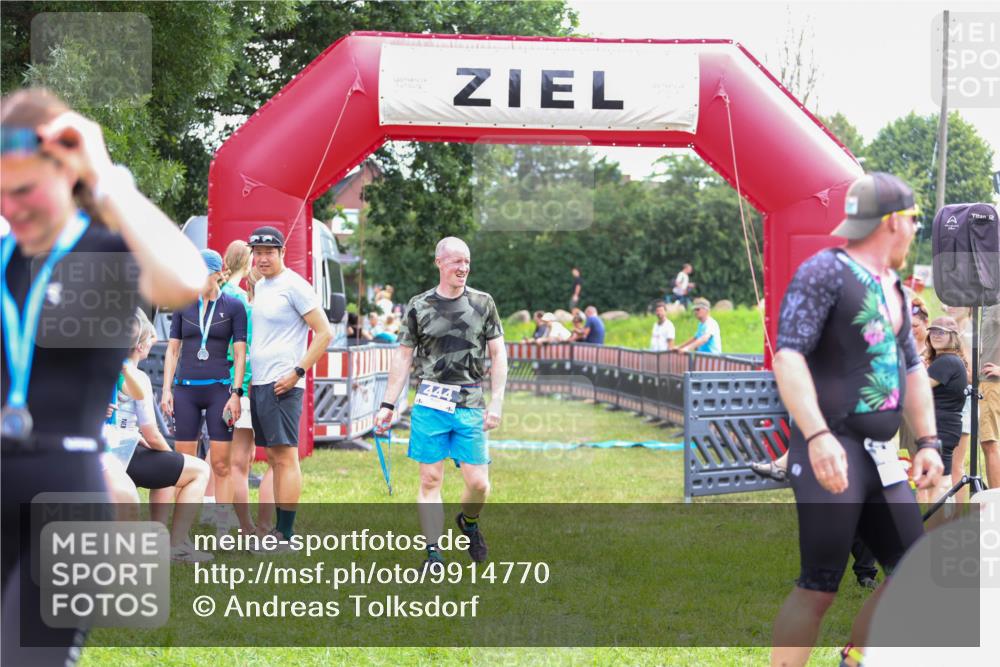 21.06.2026 - 29. Vierlanden-Triathlon Andreas Tolksdorf http://msf.ph/oto/9914770 21.06.2026 11:29:05 Ziel  meine-sportfotos.de