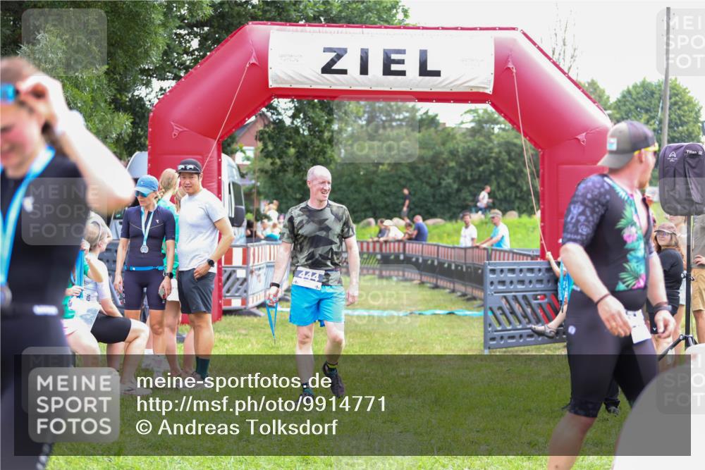 21.06.2026 - 29. Vierlanden-Triathlon Andreas Tolksdorf http://msf.ph/oto/9914771 21.06.2026 11:29:05 Ziel  meine-sportfotos.de