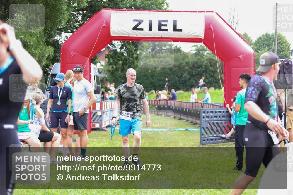 21.06.2026 - 29. Vierlanden-Triathlon Andreas Tolksdorf http://msf.ph/oto/9914773 21.06.2026 11:29:05 Ziel  meine-sportfotos.de