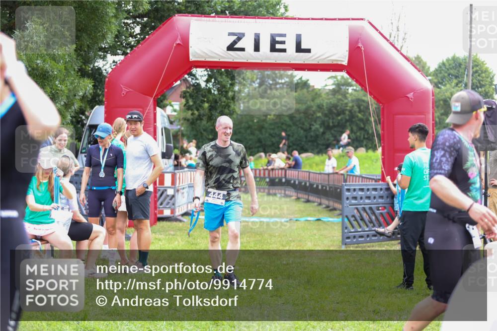 21.06.2026 - 29. Vierlanden-Triathlon Andreas Tolksdorf http://msf.ph/oto/9914774 21.06.2026 11:29:05 Ziel  meine-sportfotos.de