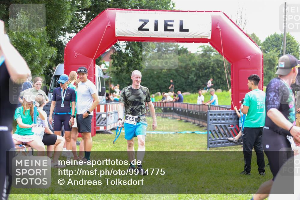 21.06.2026 - 29. Vierlanden-Triathlon Andreas Tolksdorf http://msf.ph/oto/9914775 21.06.2026 11:29:05 Ziel  meine-sportfotos.de