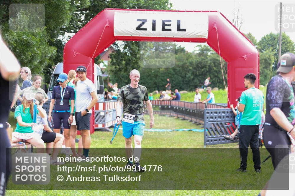 21.06.2026 - 29. Vierlanden-Triathlon Andreas Tolksdorf http://msf.ph/oto/9914776 21.06.2026 11:29:05 Ziel  meine-sportfotos.de