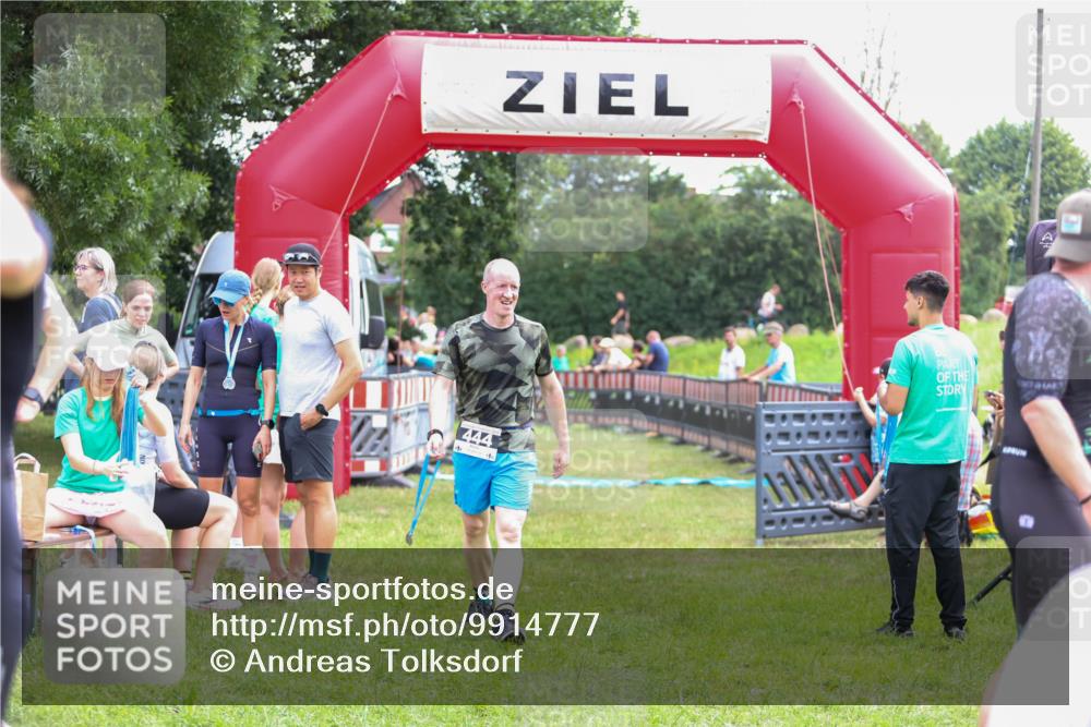 21.06.2026 - 29. Vierlanden-Triathlon Andreas Tolksdorf http://msf.ph/oto/9914777 21.06.2026 11:29:06 Ziel  meine-sportfotos.de