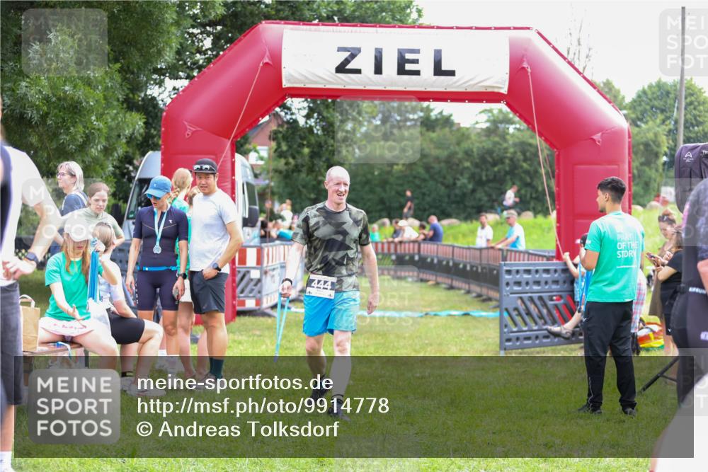 21.06.2026 - 29. Vierlanden-Triathlon Andreas Tolksdorf http://msf.ph/oto/9914778 21.06.2026 11:29:06 Ziel  meine-sportfotos.de