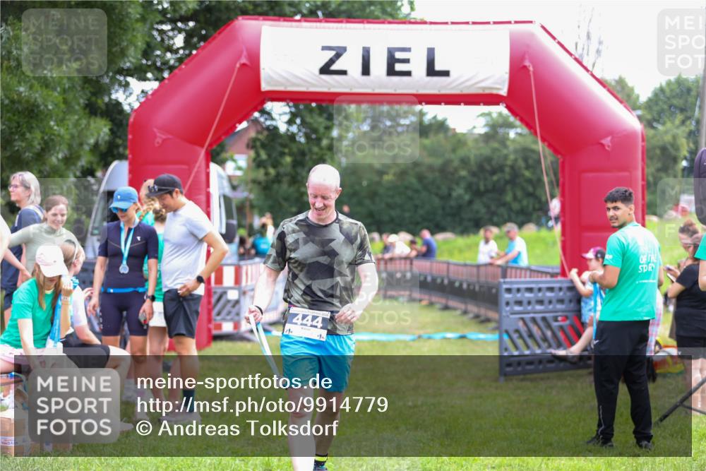21.06.2026 - 29. Vierlanden-Triathlon Andreas Tolksdorf http://msf.ph/oto/9914779 21.06.2026 11:29:07 Ziel  meine-sportfotos.de