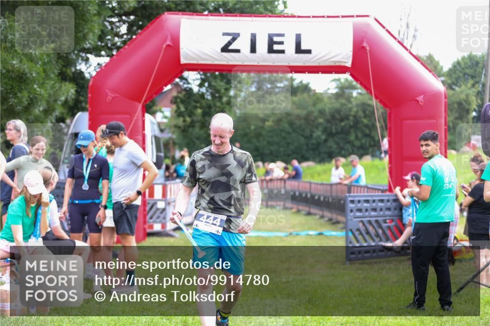 21.06.2026 - 29. Vierlanden-Triathlon Andreas Tolksdorf http://msf.ph/oto/9914780 21.06.2026 11:29:07 Ziel  meine-sportfotos.de