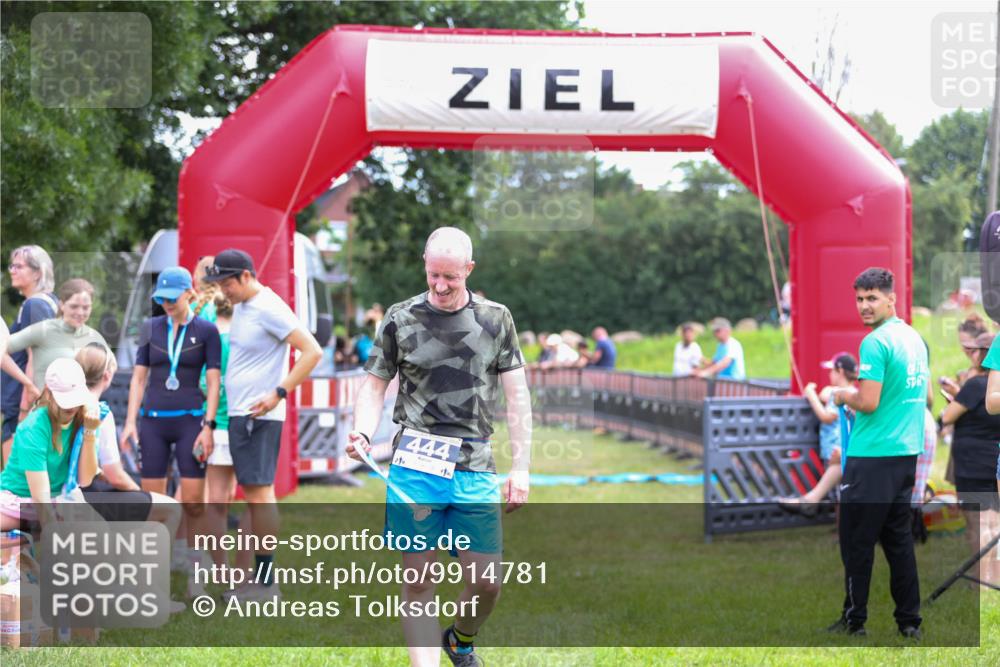 21.06.2026 - 29. Vierlanden-Triathlon Andreas Tolksdorf http://msf.ph/oto/9914781 21.06.2026 11:29:07 Ziel  meine-sportfotos.de