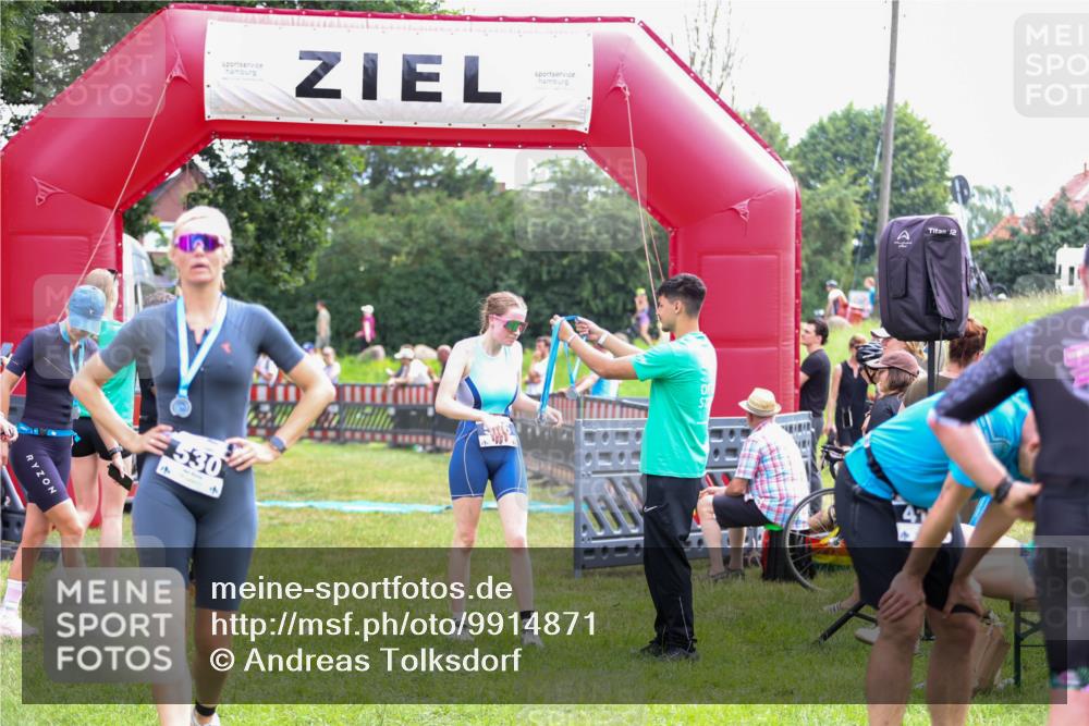 21.06.2026 - 29. Vierlanden-Triathlon Andreas Tolksdorf http://msf.ph/oto/9914871 21.06.2026 11:30:03 Ziel 406, 545, 614 meine-sportfotos.de