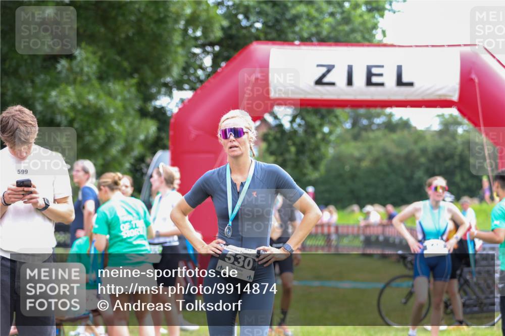 21.06.2026 - 29. Vierlanden-Triathlon Andreas Tolksdorf http://msf.ph/oto/9914874 21.06.2026 11:30:05 Ziel 406, 614 meine-sportfotos.de