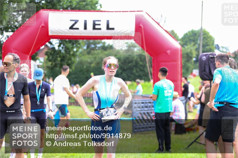 21.06.2026 - 29. Vierlanden-Triathlon Andreas Tolksdorf http://msf.ph/oto/9914879 21.06.2026 11:30:12 Ziel 406, 614 meine-sportfotos.de