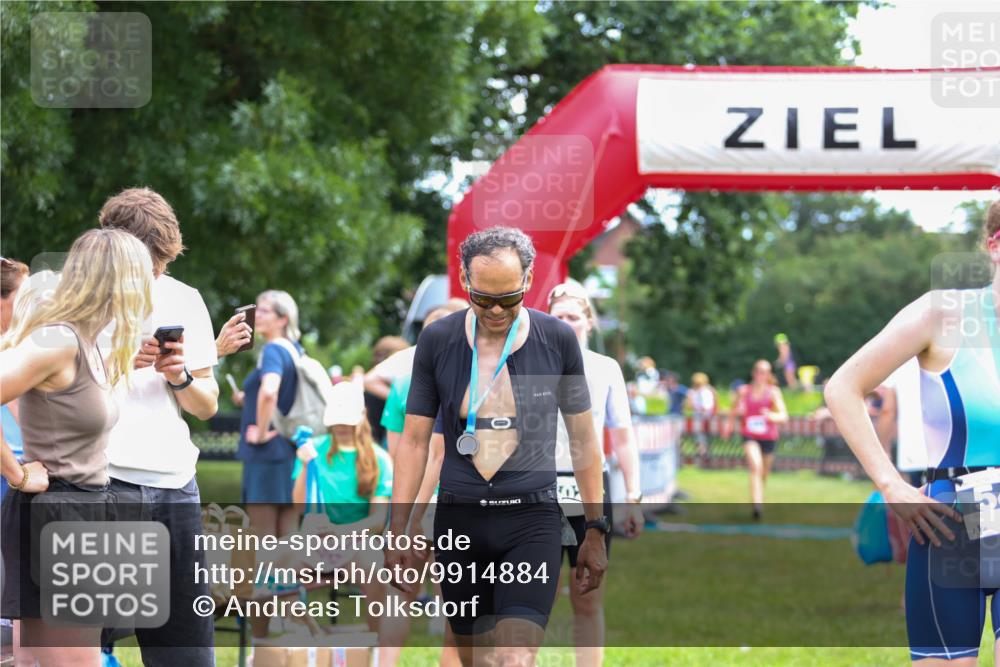21.06.2026 - 29. Vierlanden-Triathlon Andreas Tolksdorf http://msf.ph/oto/9914884 21.06.2026 11:30:13 Ziel 406, 614 meine-sportfotos.de