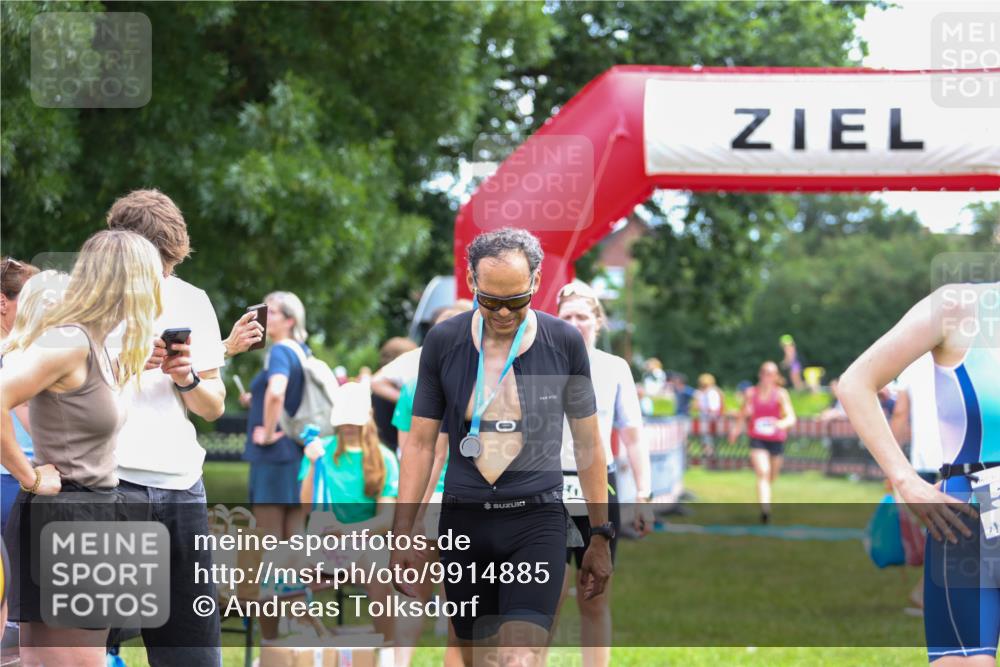 21.06.2026 - 29. Vierlanden-Triathlon Andreas Tolksdorf http://msf.ph/oto/9914885 21.06.2026 11:30:13 Ziel 406, 614 meine-sportfotos.de