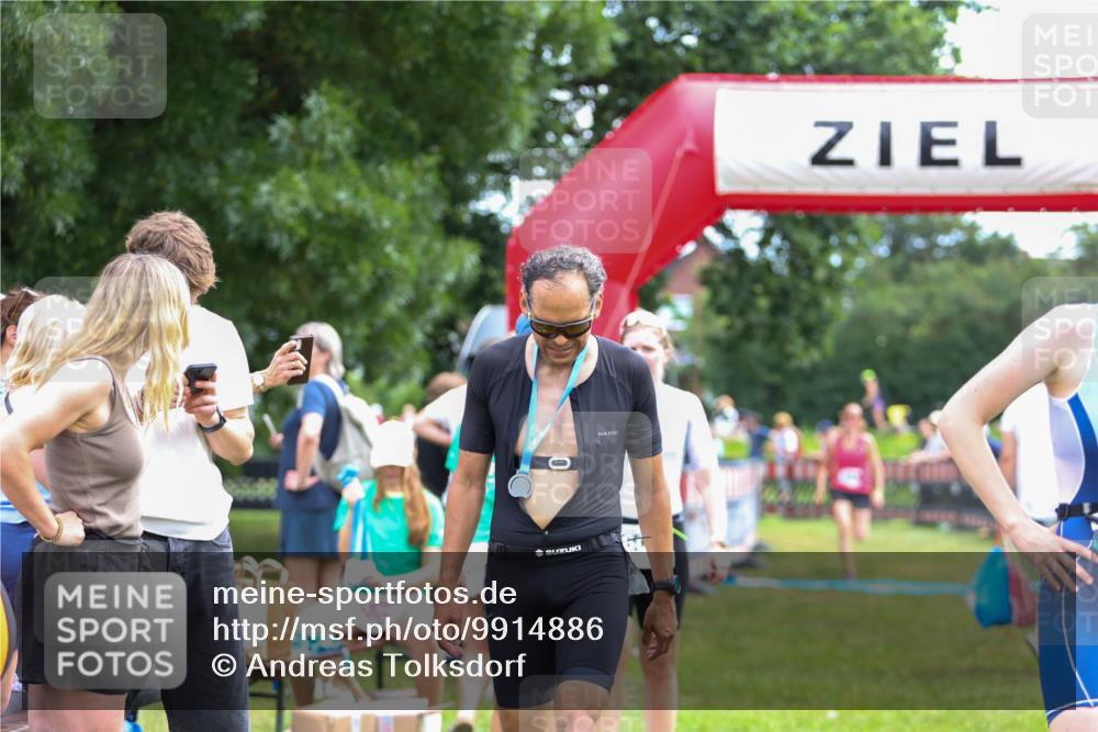 21.06.2026 - 29. Vierlanden-Triathlon Andreas Tolksdorf http://msf.ph/oto/9914886 21.06.2026 11:30:13 Ziel 406, 614 meine-sportfotos.de