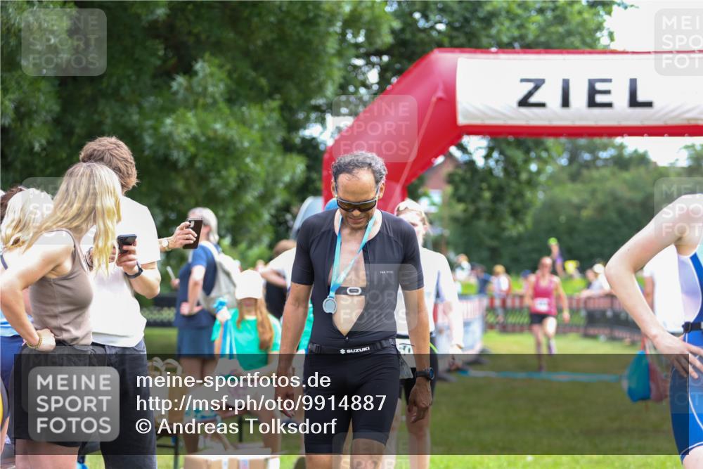 21.06.2026 - 29. Vierlanden-Triathlon Andreas Tolksdorf http://msf.ph/oto/9914887 21.06.2026 11:30:13 Ziel 406, 614 meine-sportfotos.de