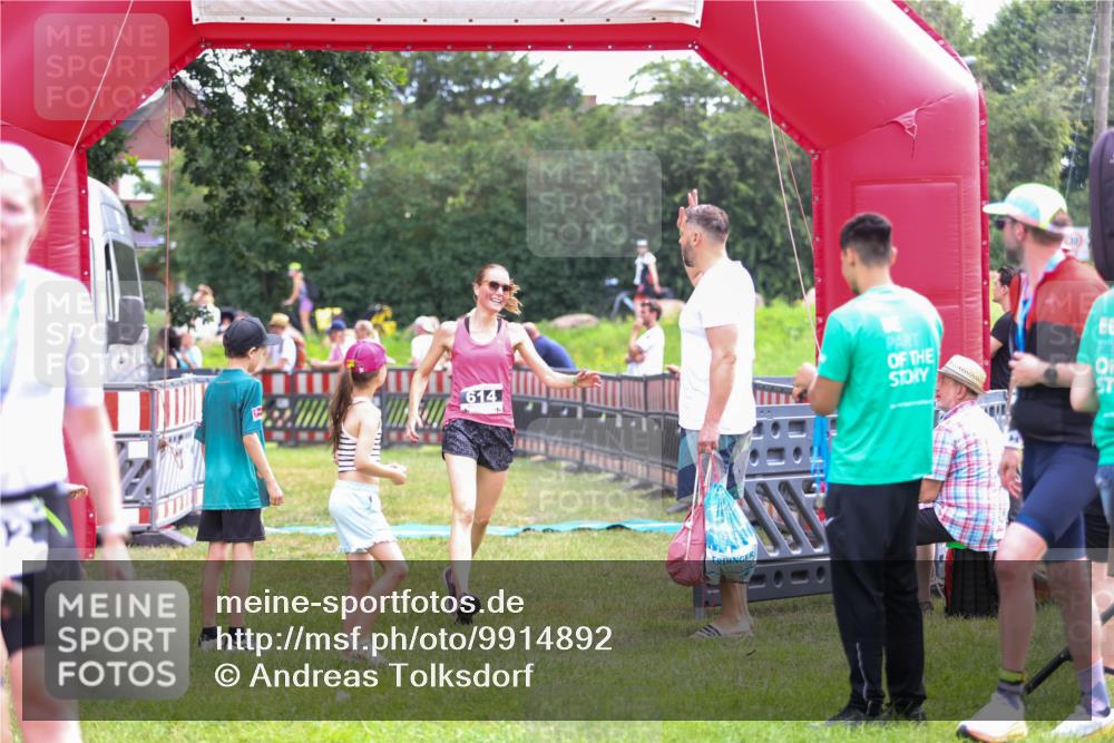 21.06.2026 - 29. Vierlanden-Triathlon Andreas Tolksdorf http://msf.ph/oto/9914892 21.06.2026 11:30:16 Ziel 614 meine-sportfotos.de