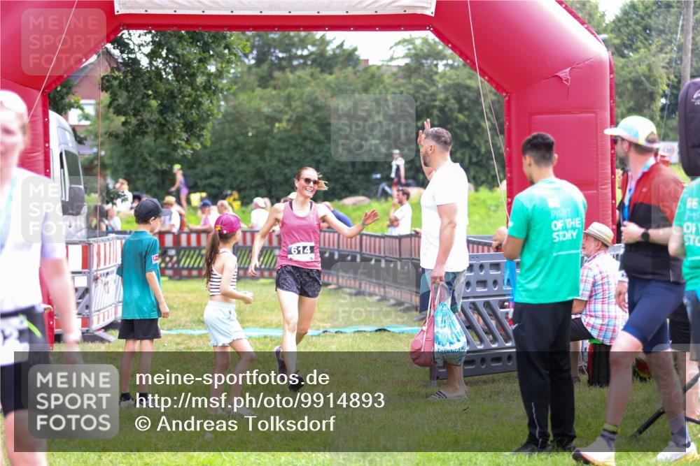 21.06.2026 - 29. Vierlanden-Triathlon Andreas Tolksdorf http://msf.ph/oto/9914893 21.06.2026 11:30:16 Ziel 614 meine-sportfotos.de