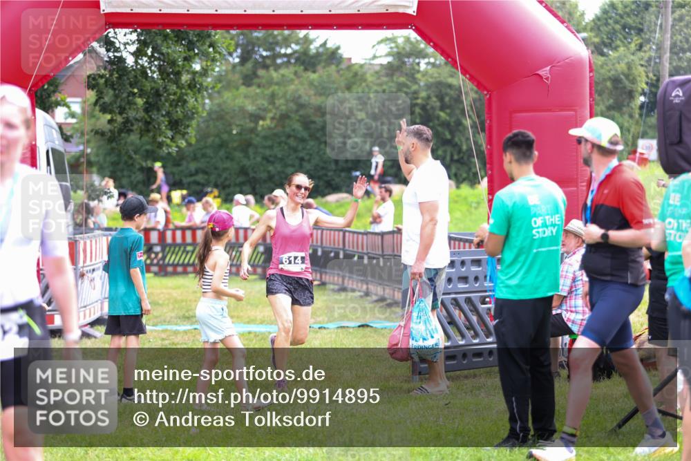 21.06.2026 - 29. Vierlanden-Triathlon Andreas Tolksdorf http://msf.ph/oto/9914895 21.06.2026 11:30:16 Ziel 614 meine-sportfotos.de