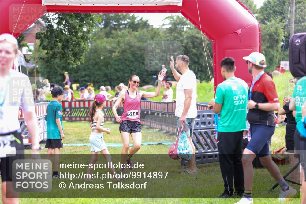 21.06.2026 - 29. Vierlanden-Triathlon Andreas Tolksdorf http://msf.ph/oto/9914897 21.06.2026 11:30:16 Ziel 614 meine-sportfotos.de