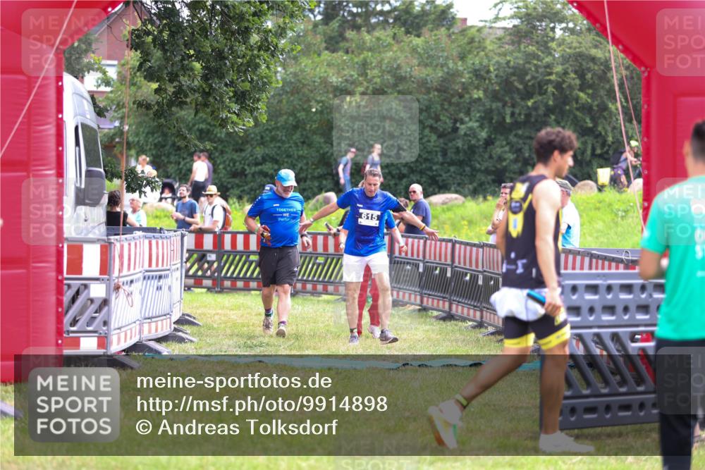 21.06.2026 - 29. Vierlanden-Triathlon Andreas Tolksdorf http://msf.ph/oto/9914898 21.06.2026 11:30:51 Ziel 615 meine-sportfotos.de