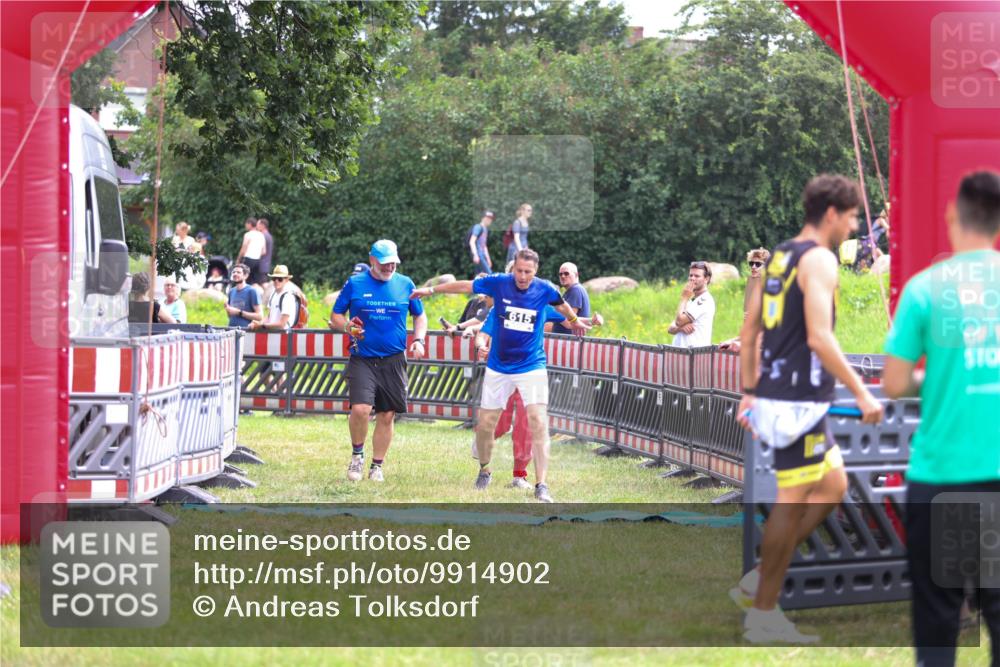 21.06.2026 - 29. Vierlanden-Triathlon Andreas Tolksdorf http://msf.ph/oto/9914902 21.06.2026 11:30:51 Ziel 615 meine-sportfotos.de