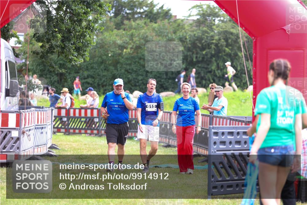 21.06.2026 - 29. Vierlanden-Triathlon Andreas Tolksdorf http://msf.ph/oto/9914912 21.06.2026 11:30:53 Ziel 615 meine-sportfotos.de