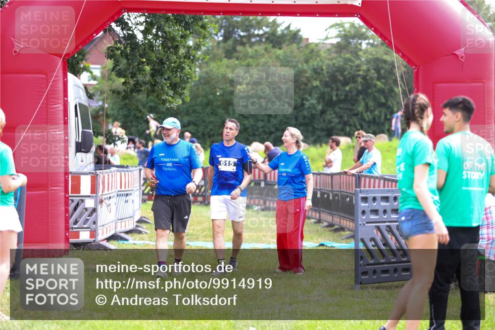 21.06.2026 - 29. Vierlanden-Triathlon Andreas Tolksdorf http://msf.ph/oto/9914919 21.06.2026 11:30:57 Ziel 615, 616 meine-sportfotos.de
