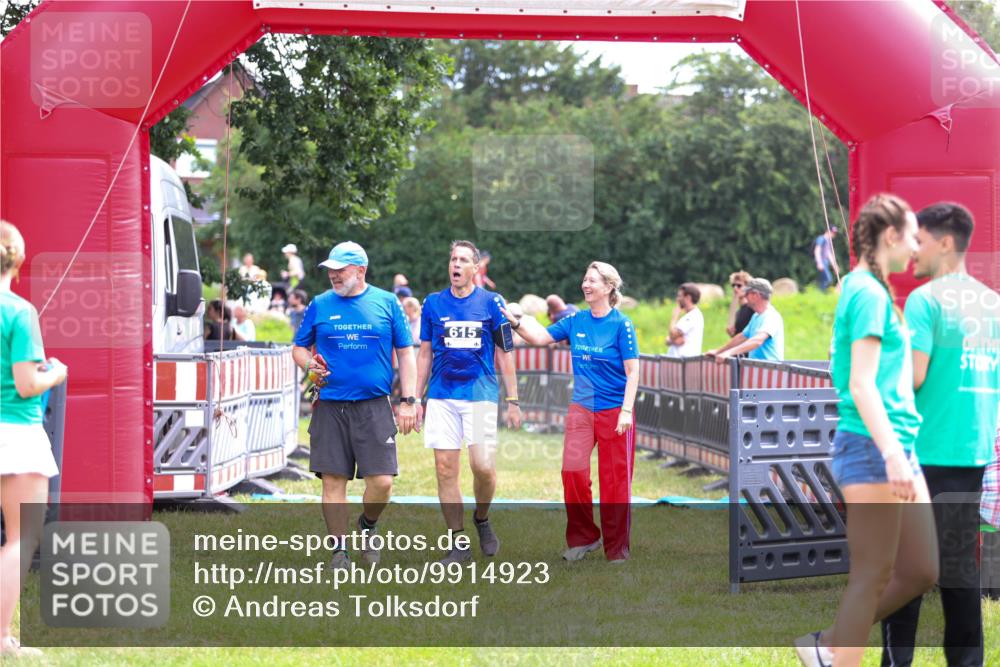 21.06.2026 - 29. Vierlanden-Triathlon Andreas Tolksdorf http://msf.ph/oto/9914923 21.06.2026 11:30:57 Ziel 615, 616 meine-sportfotos.de