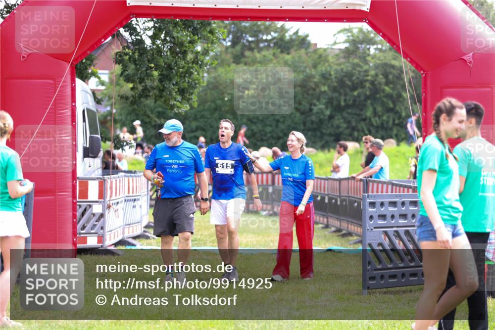 21.06.2026 - 29. Vierlanden-Triathlon Andreas Tolksdorf http://msf.ph/oto/9914925 21.06.2026 11:30:57 Ziel 615, 616 meine-sportfotos.de