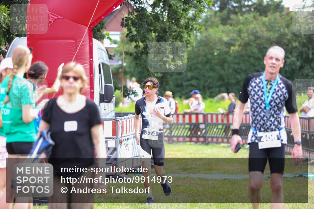 21.06.2026 - 29. Vierlanden-Triathlon Andreas Tolksdorf http://msf.ph/oto/9914973 21.06.2026 11:32:02 Ziel 581 meine-sportfotos.de