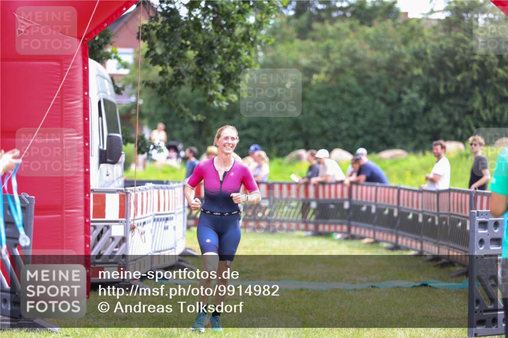 21.06.2026 - 29. Vierlanden-Triathlon Andreas Tolksdorf http://msf.ph/oto/9914982 21.06.2026 11:32:13 Ziel 403, 581 meine-sportfotos.de