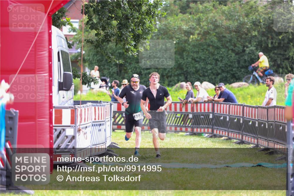 21.06.2026 - 29. Vierlanden-Triathlon Andreas Tolksdorf http://msf.ph/oto/9914995 21.06.2026 11:32:21 Ziel 403 meine-sportfotos.de