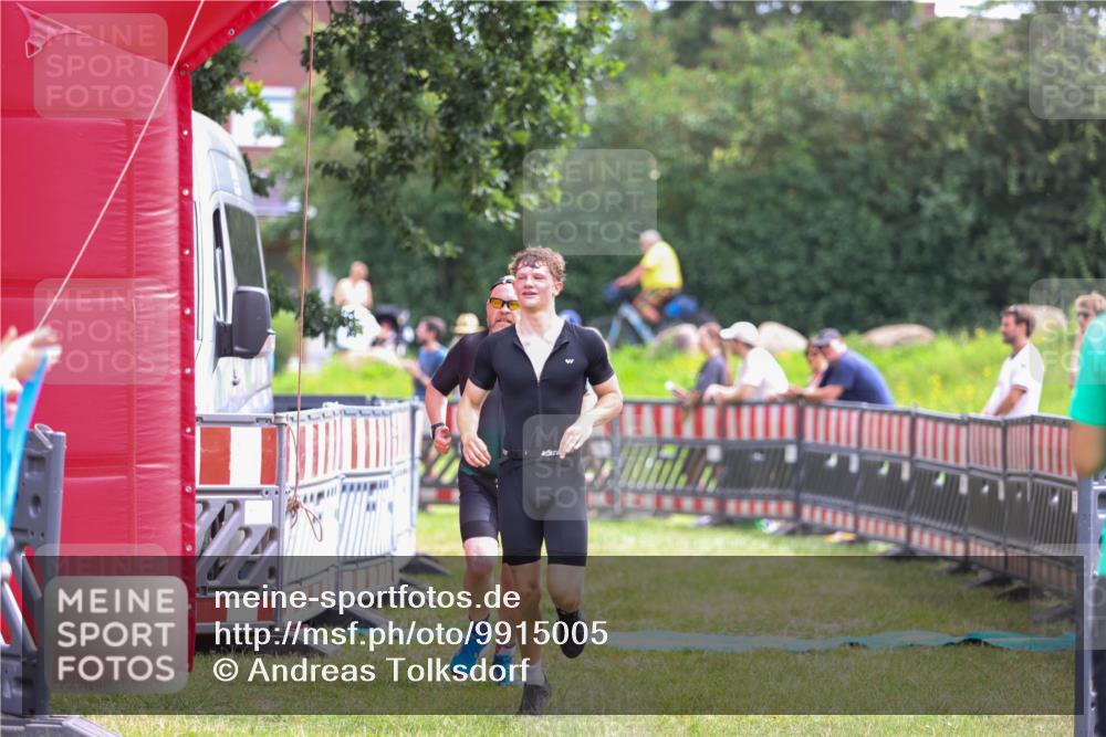 21.06.2026 - 29. Vierlanden-Triathlon Andreas Tolksdorf http://msf.ph/oto/9915005 21.06.2026 11:32:22 Ziel 403 meine-sportfotos.de