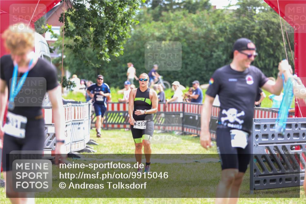 21.06.2026 - 29. Vierlanden-Triathlon Andreas Tolksdorf http://msf.ph/oto/9915046 21.06.2026 11:33:03 Ziel 325, 549 meine-sportfotos.de