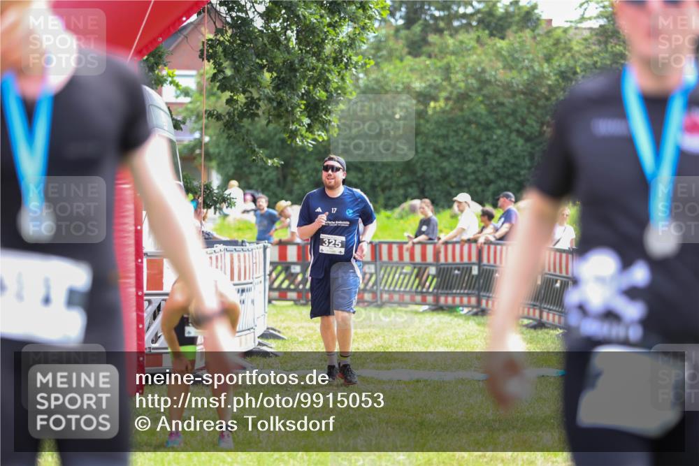 21.06.2026 - 29. Vierlanden-Triathlon Andreas Tolksdorf http://msf.ph/oto/9915053 21.06.2026 11:33:07 Ziel 325, 549 meine-sportfotos.de
