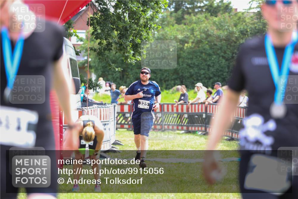 21.06.2026 - 29. Vierlanden-Triathlon Andreas Tolksdorf http://msf.ph/oto/9915056 21.06.2026 11:33:08 Ziel 325 meine-sportfotos.de
