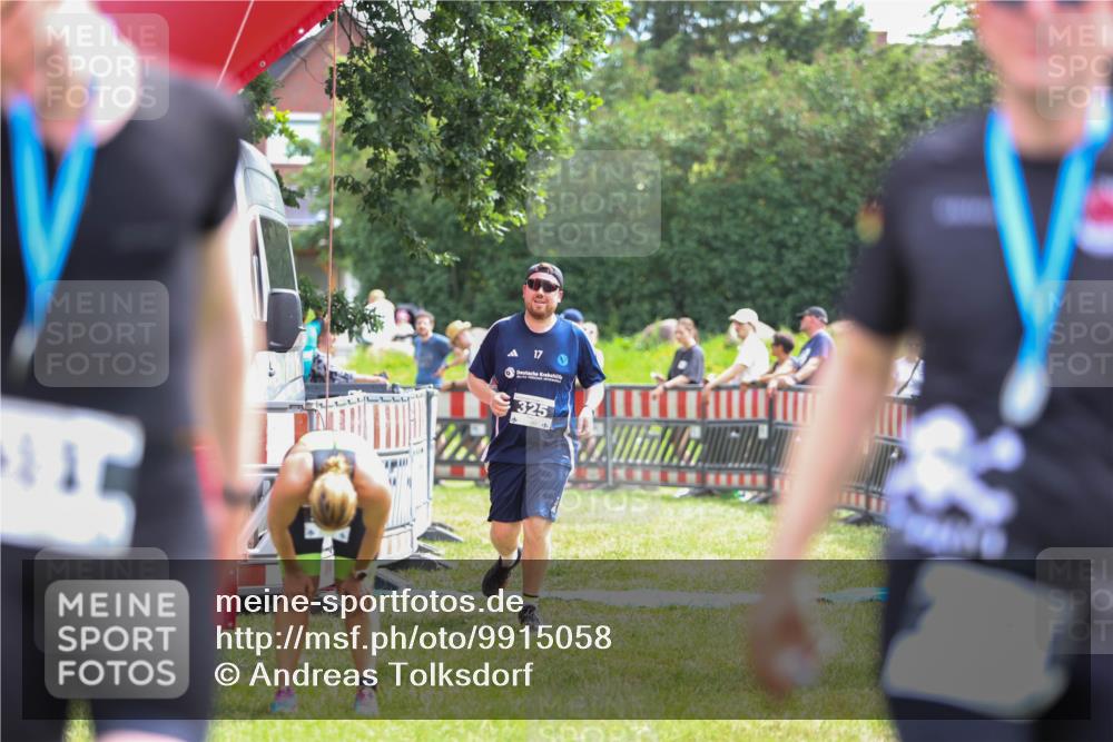 21.06.2026 - 29. Vierlanden-Triathlon Andreas Tolksdorf http://msf.ph/oto/9915058 21.06.2026 11:33:08 Ziel 325 meine-sportfotos.de