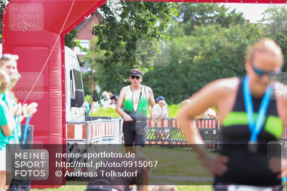 21.06.2026 - 29. Vierlanden-Triathlon Andreas Tolksdorf http://msf.ph/oto/9915067 21.06.2026 11:33:44 Ziel 423, 585 meine-sportfotos.de