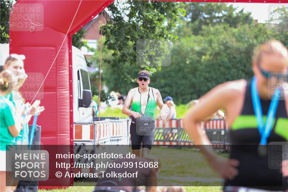 21.06.2026 - 29. Vierlanden-Triathlon Andreas Tolksdorf http://msf.ph/oto/9915068 21.06.2026 11:33:44 Ziel 423, 585 meine-sportfotos.de